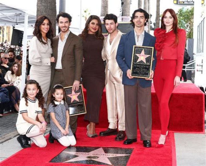 Surprise Guests, Setlist & More Hollywood Life