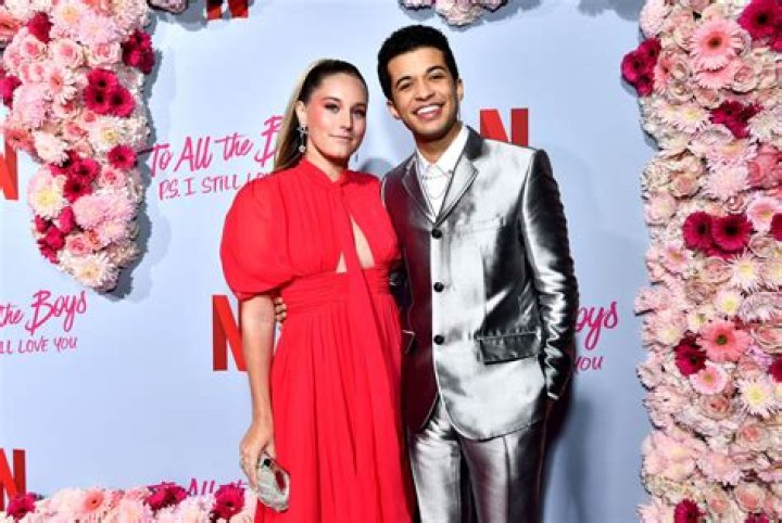 Who is Jordan Fisher, does he have a girlfriend or is he gay, who are his parents?