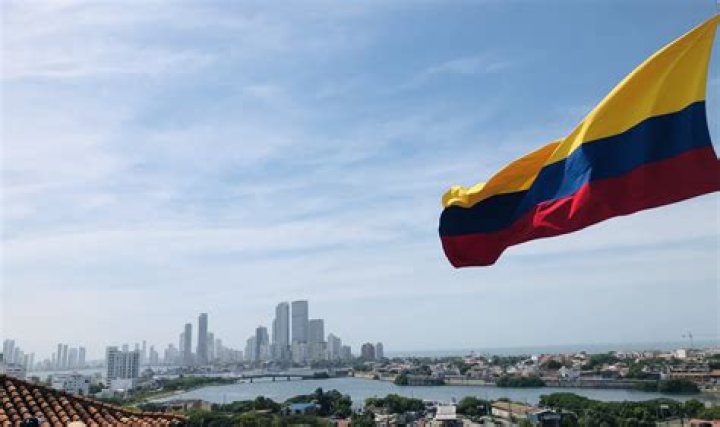 Why does the Venezuelan flag look like the Colombian flag?
