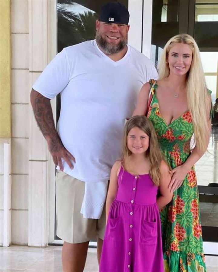 Wife, Kids, Weight, Bio-Wiki ·