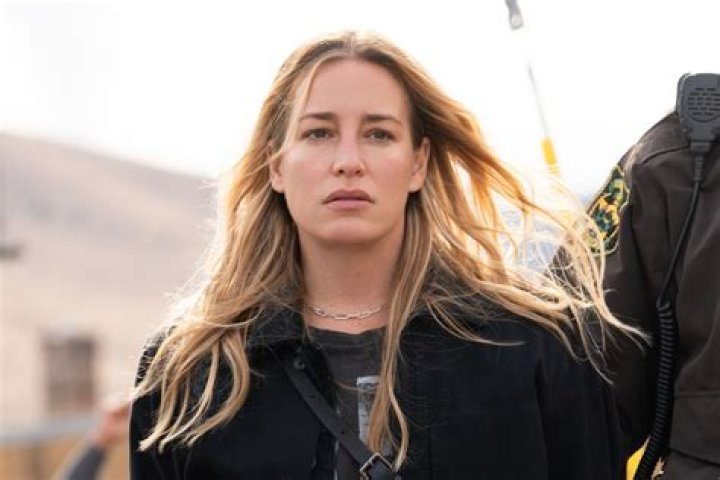 Yellowstone Star Piper Perabo Breaks Down Summers Brawl With Beth, Her Future With Jo |